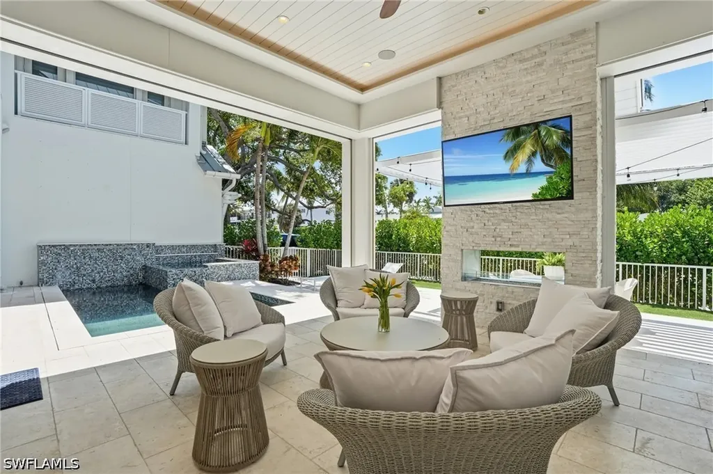 685 2nd Street S Naples FL 34102