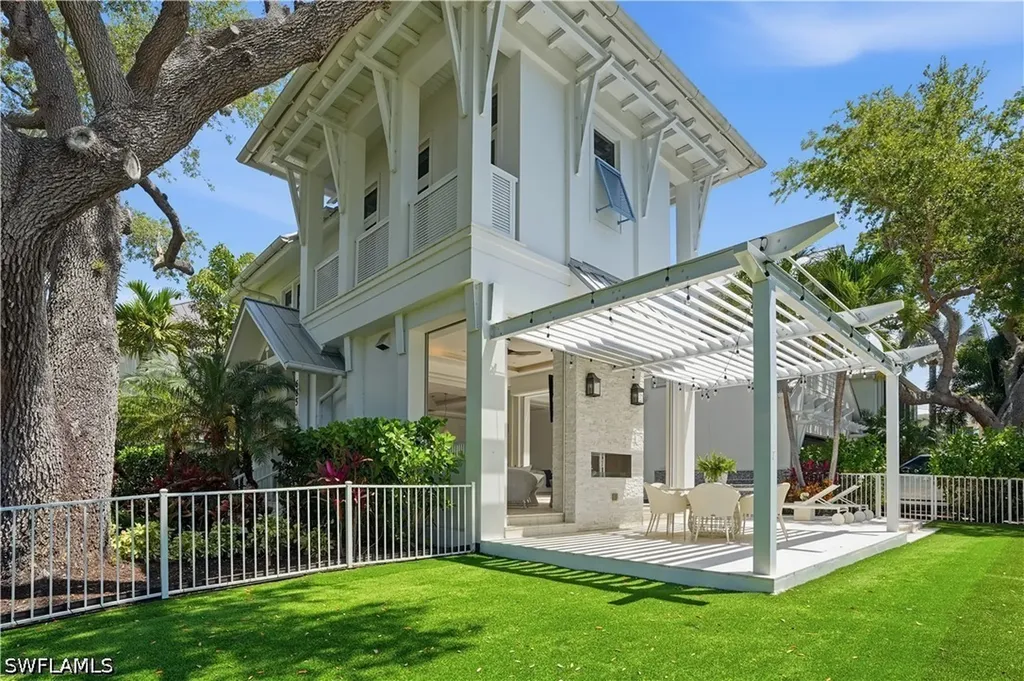 685 2nd Street S Naples FL 34102