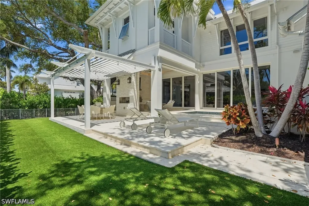 685 2nd Street S Naples FL 34102