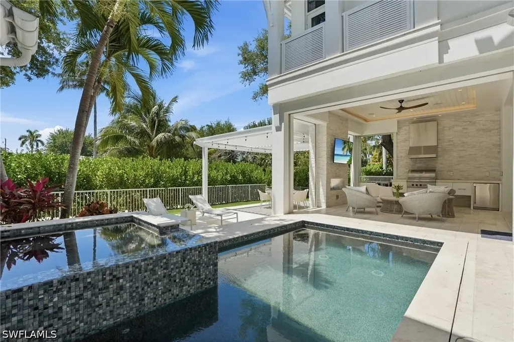 685 2nd Street S Naples FL 34102