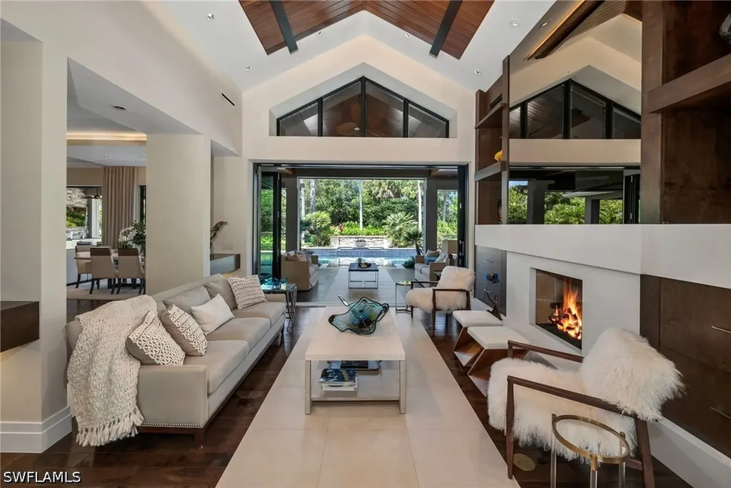384 Edgemere Way E Naples FL 34105
