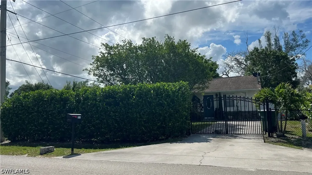 5374 Warren Street Naples FL 34113