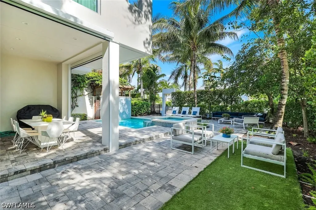 335 Banyan Boulevard Naples FL 34102