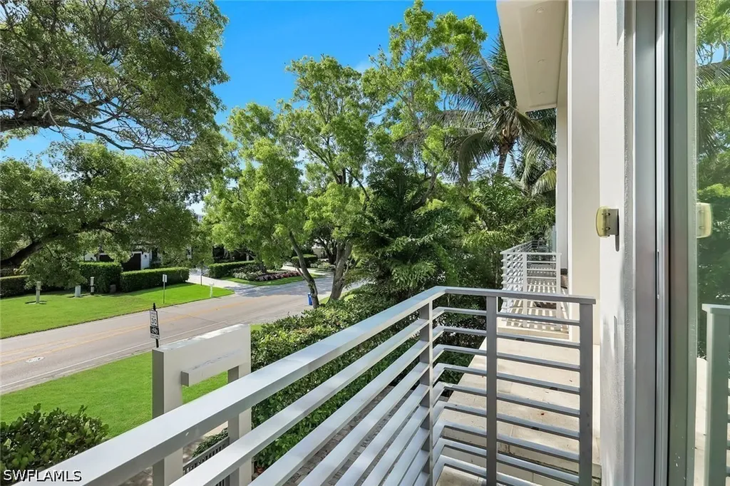 335 Banyan Boulevard Naples FL 34102
