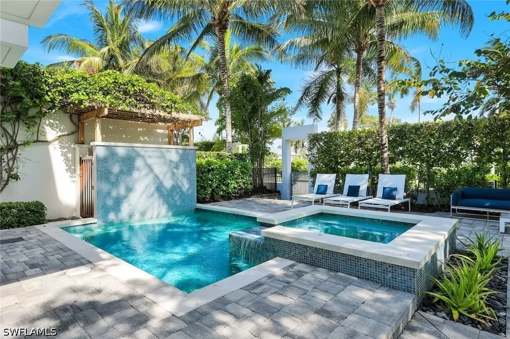 335 Banyan Boulevard Naples FL 34102