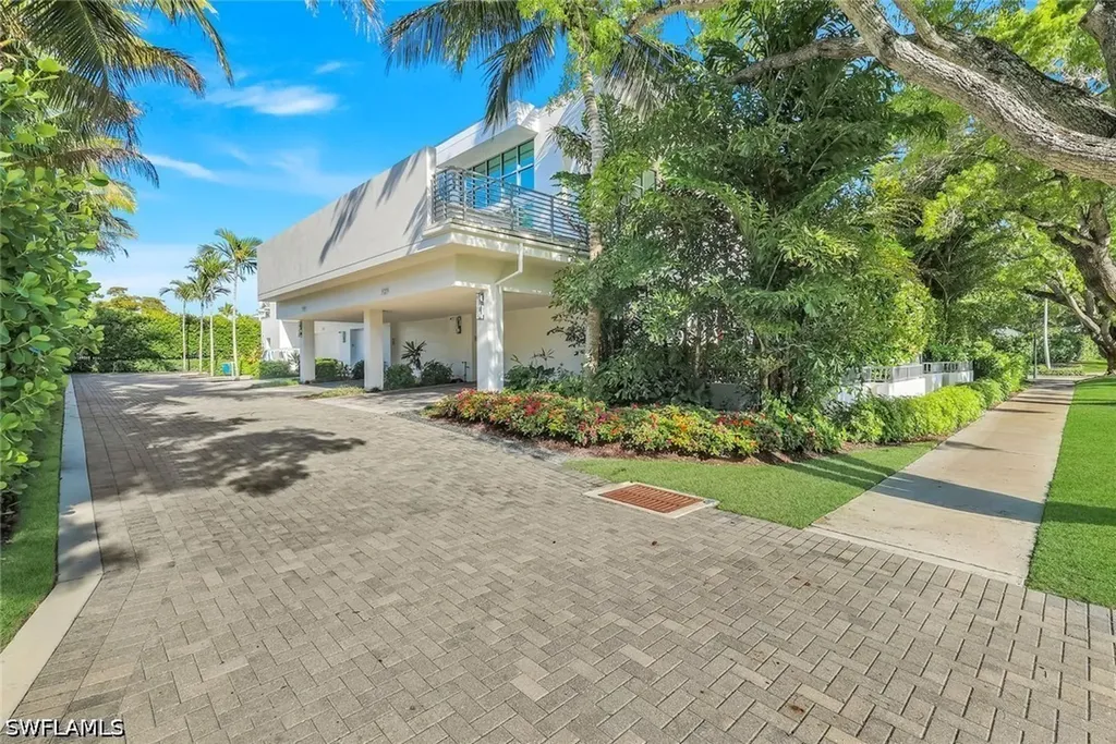 335 Banyan Boulevard Naples FL 34102