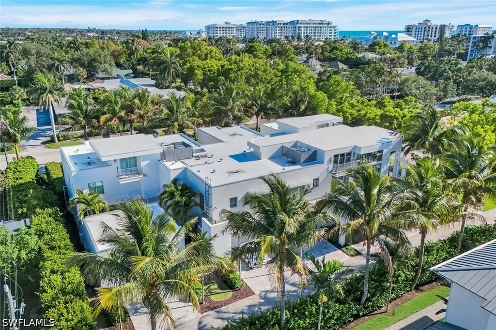 335 Banyan Boulevard Naples FL 34102