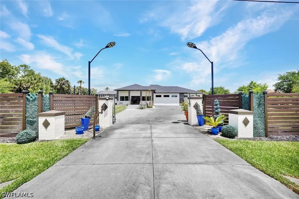 Naples FL, 121 20TH Avenue NE