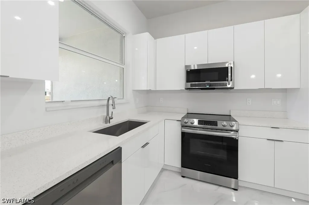 121 NE 8th Terrace Cape Coral FL 33909
