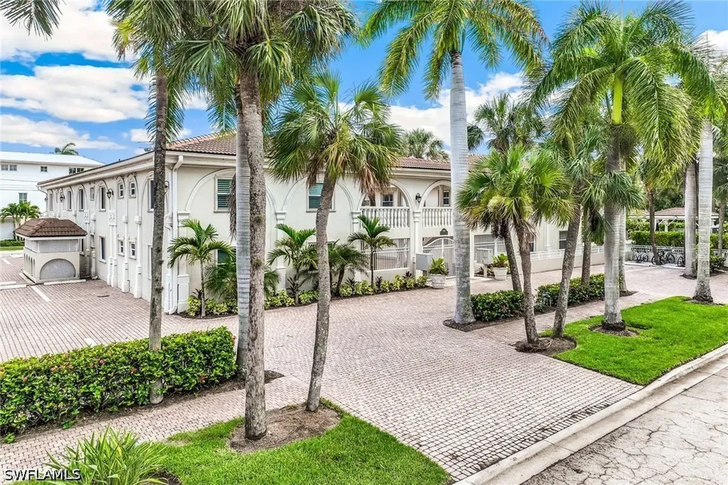 980 7th Avenue S Naples FL 34102