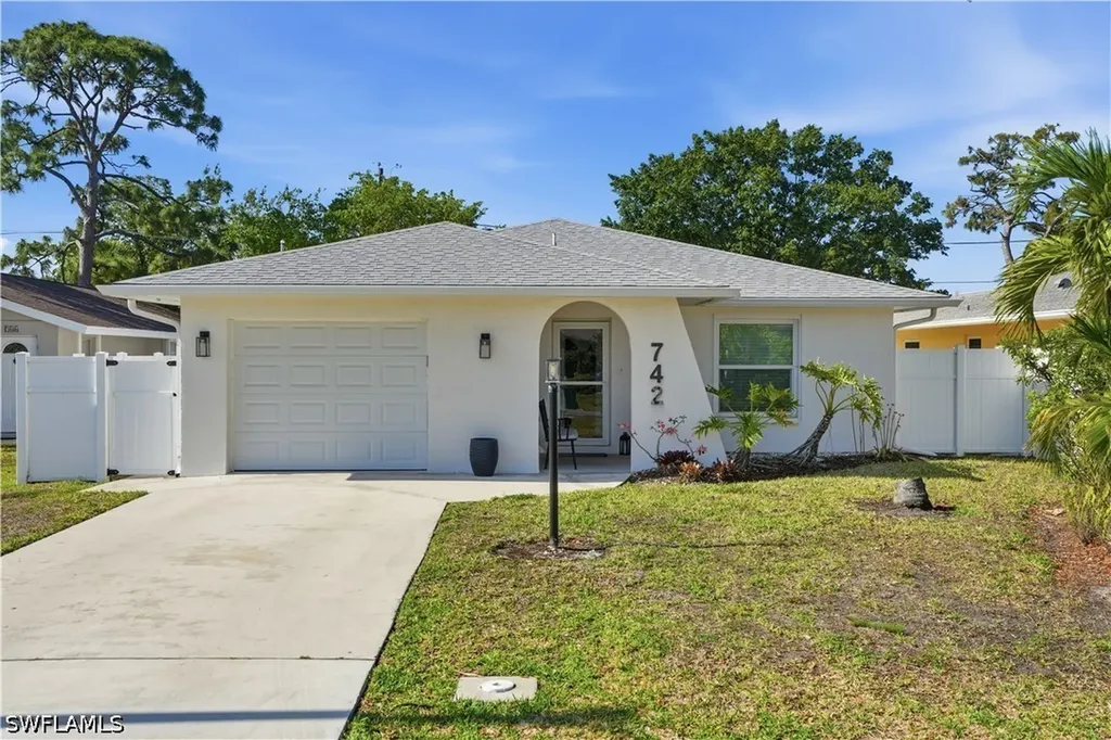 742 99th Avenue N Naples FL 34108