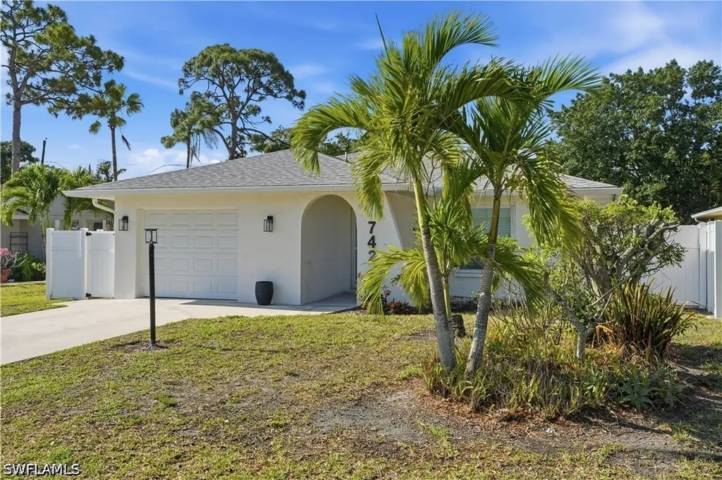 742 99th Avenue N Naples FL 34108