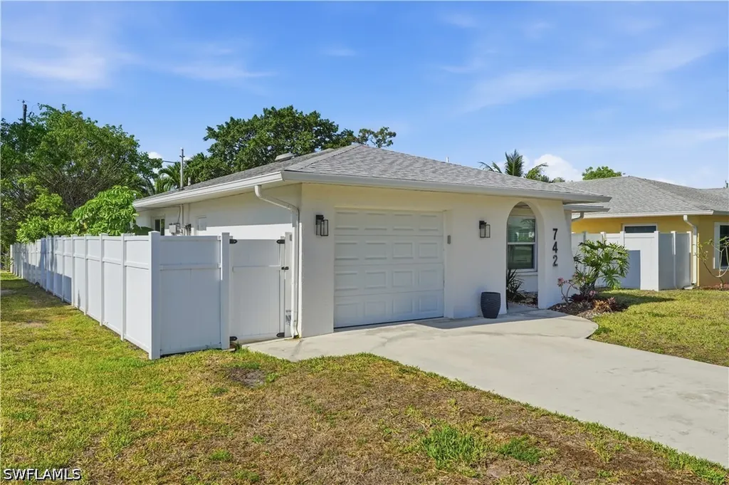 742 99th Avenue N Naples FL 34108