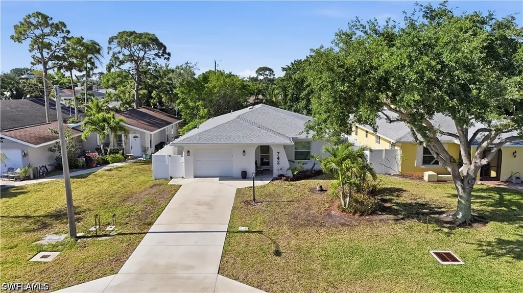 742 99th Avenue N Naples FL 34108