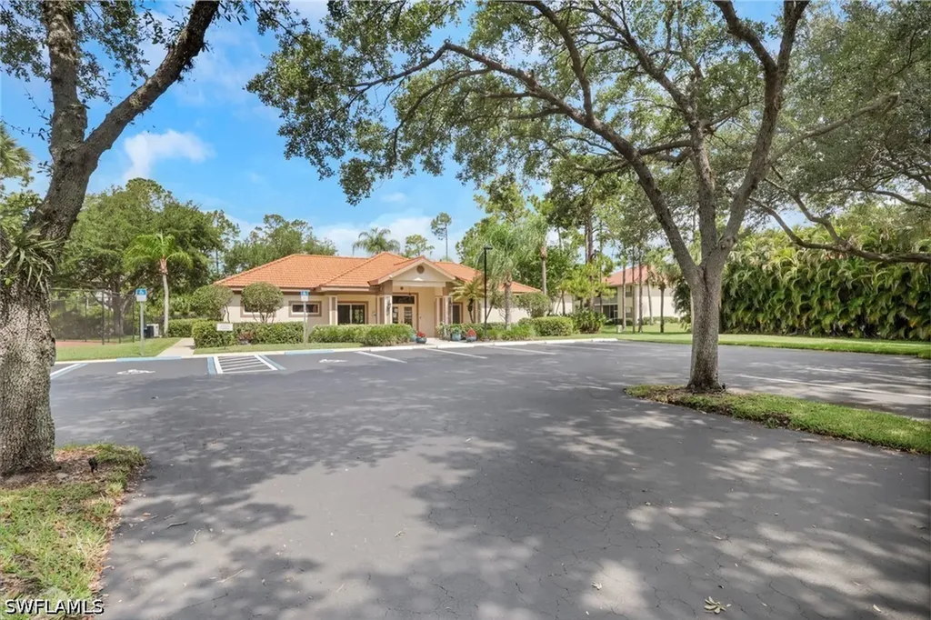 320 Robin Hood Circle Naples FL 34104