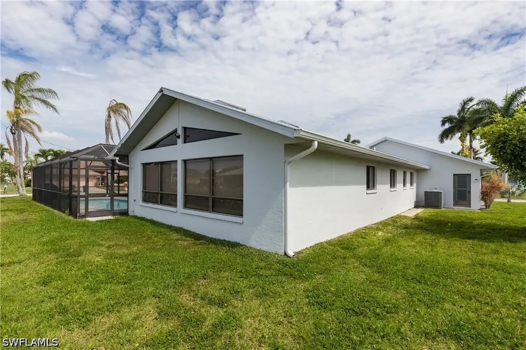 512 SE 33rd Terrace Cape Coral FL 33904