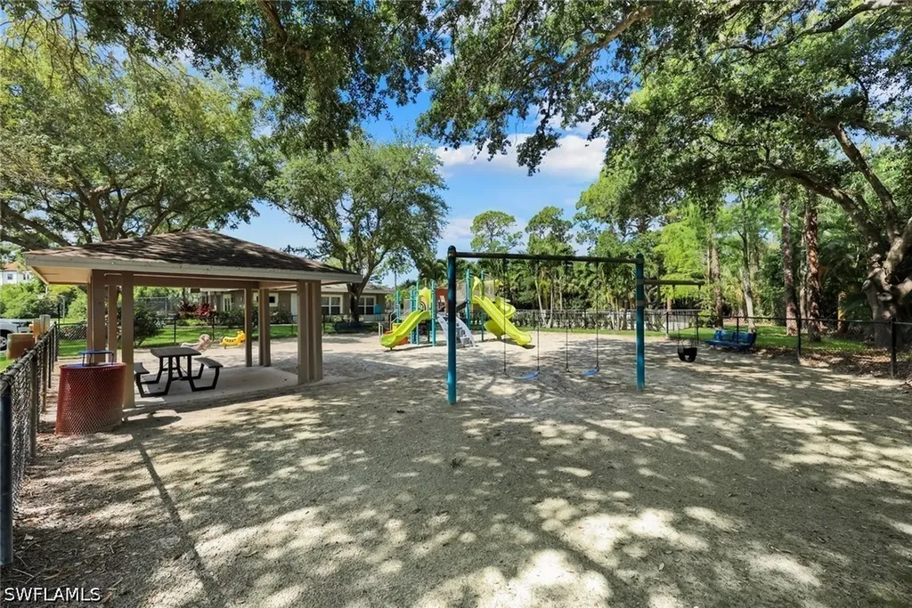 1221 Briarwood Court Naples FL 34104