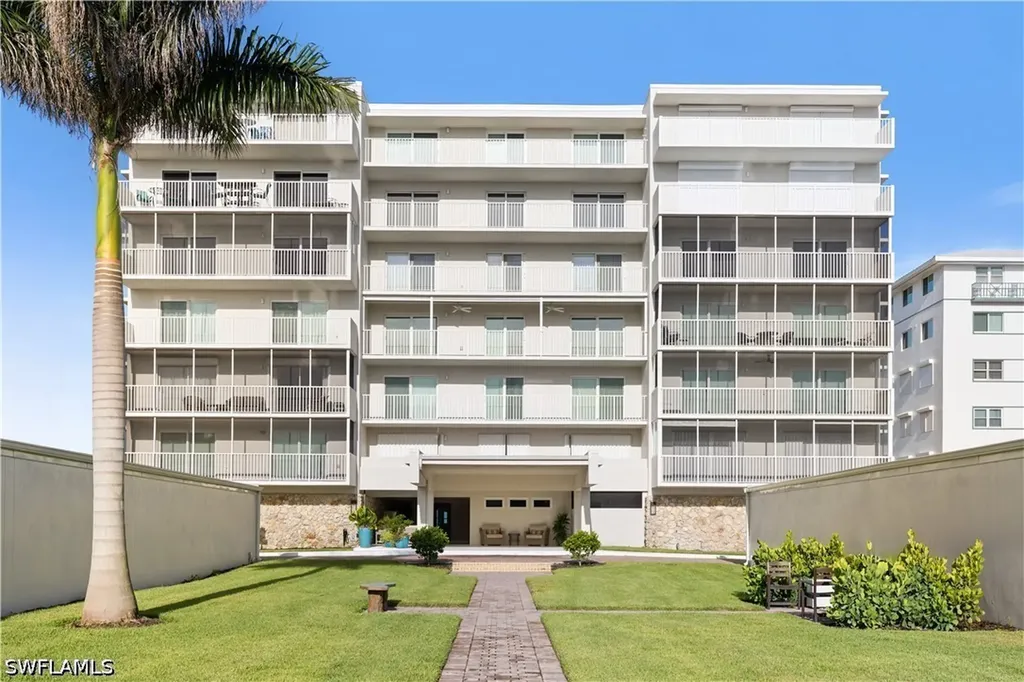 1977 Gulf Shore Boulevard N Naples FL 34102