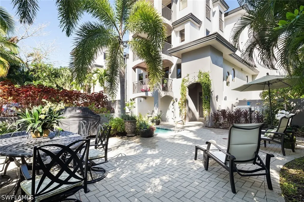 985 8th Avenue S Naples FL 34102