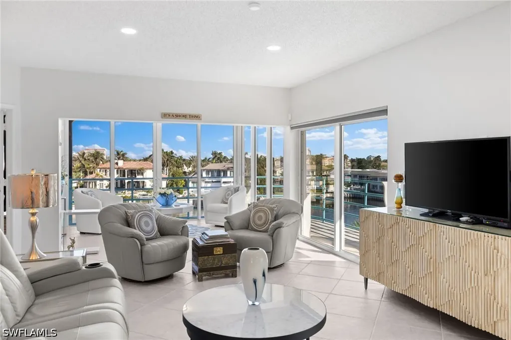 255 Park Shore Drive Naples FL 34103