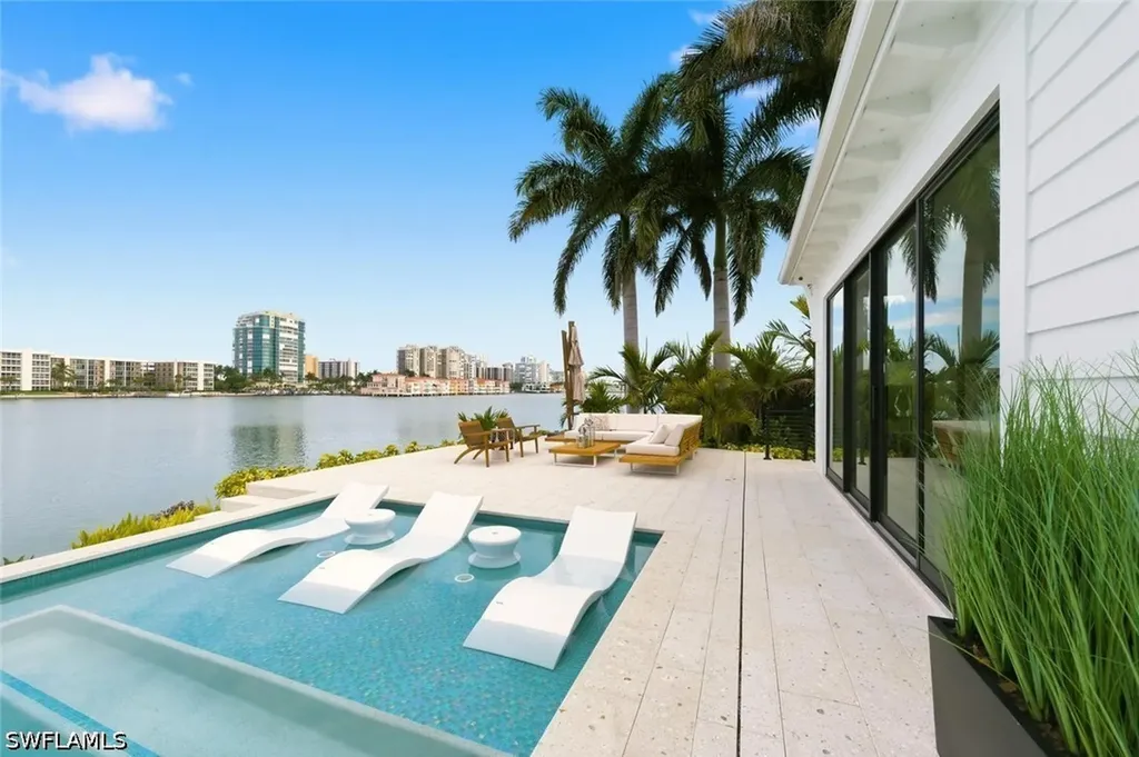 200 Bahia Point Naples FL 34103