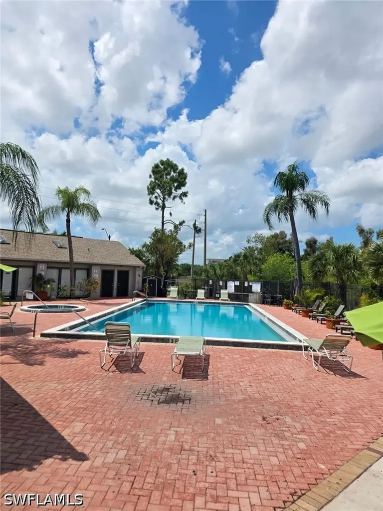 Fort Myers FL, 2835 Winkler Avenue, Unit 215