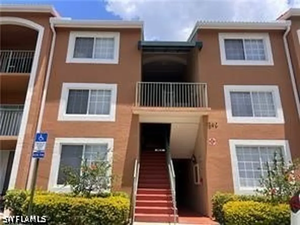1240 Wildwood Lakes Boulevard Naples FL 34104