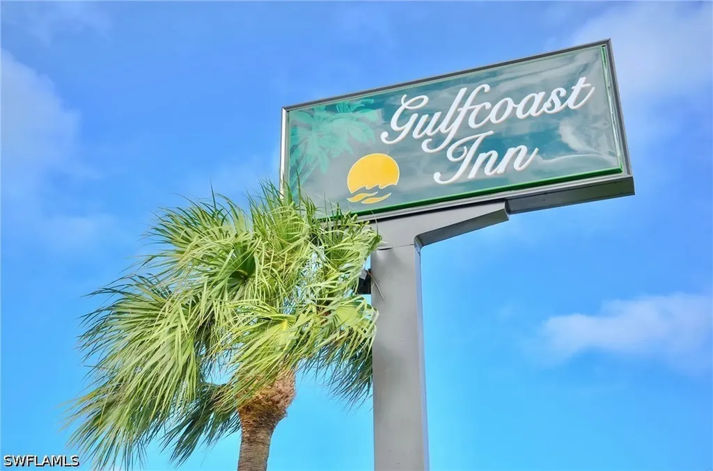 2555 Tamiami Trail N Naples FL 34103