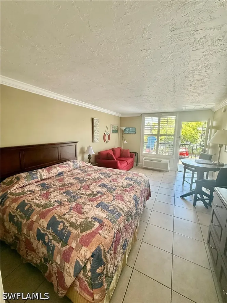 2555 Tamiami Trail N Naples FL 34103