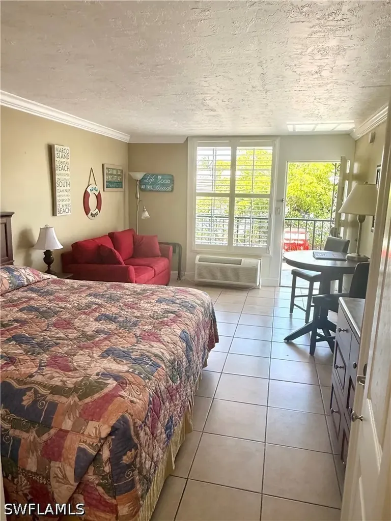 2555 Tamiami Trail N Naples FL 34103