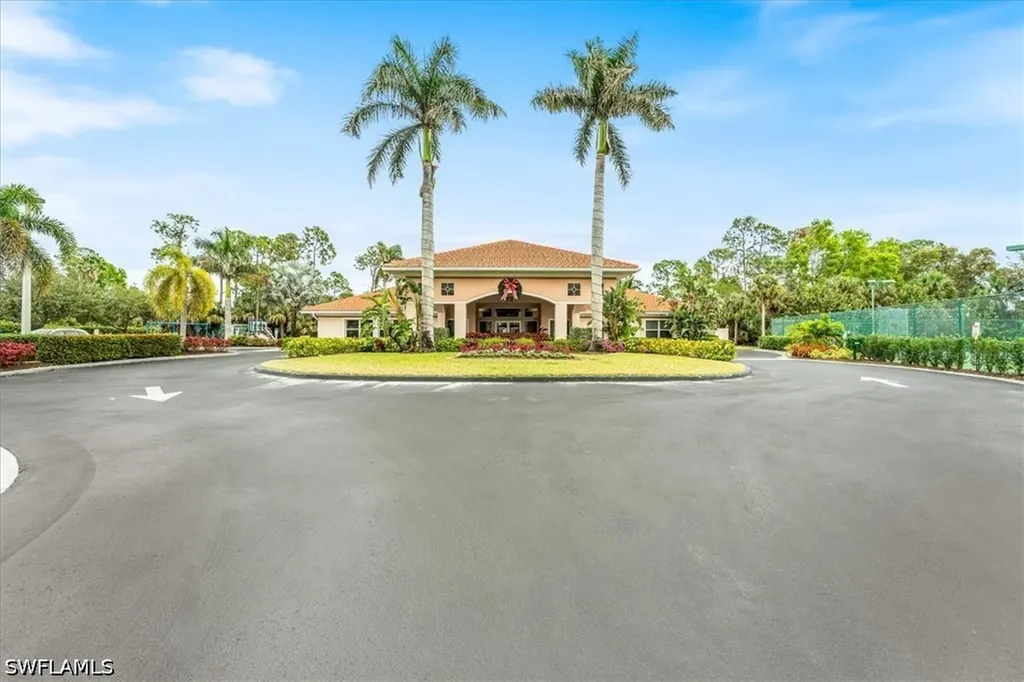 7550 Meadow Lakes Drive Naples FL 34104