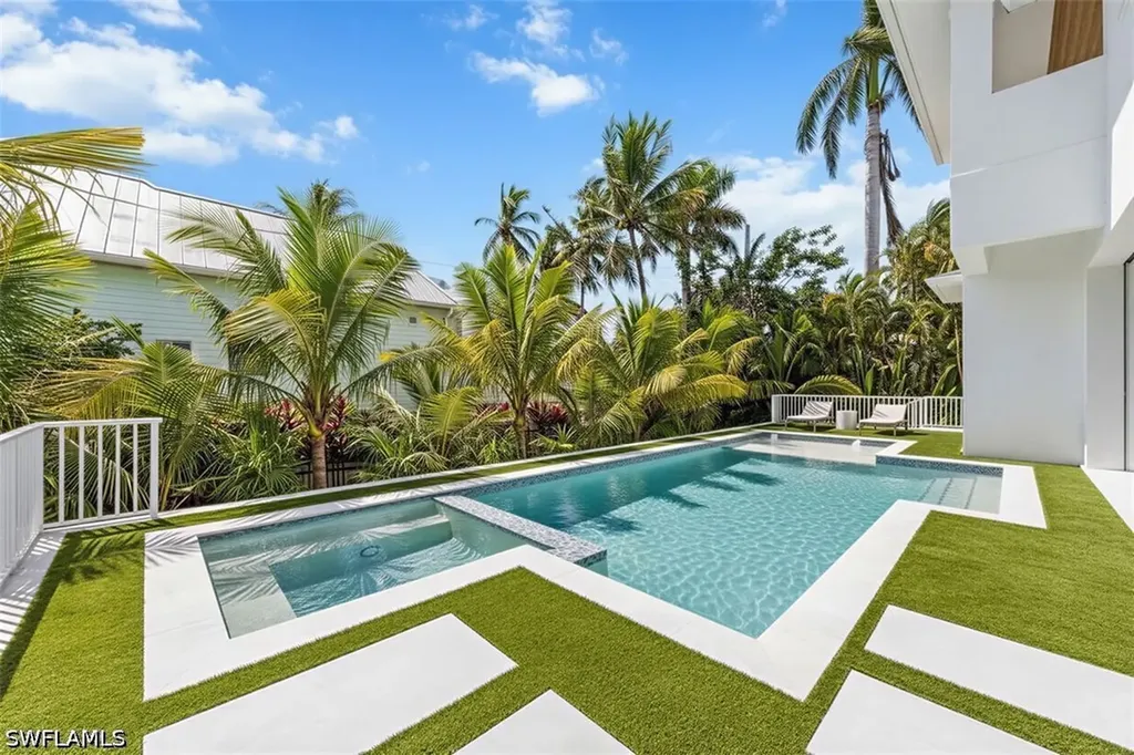 493 8th Avenue S Naples FL 34102