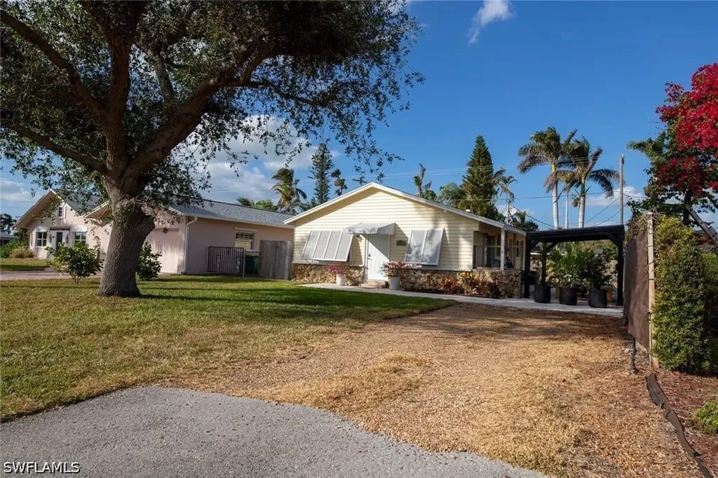 811 94th Avenue N Naples FL 34108