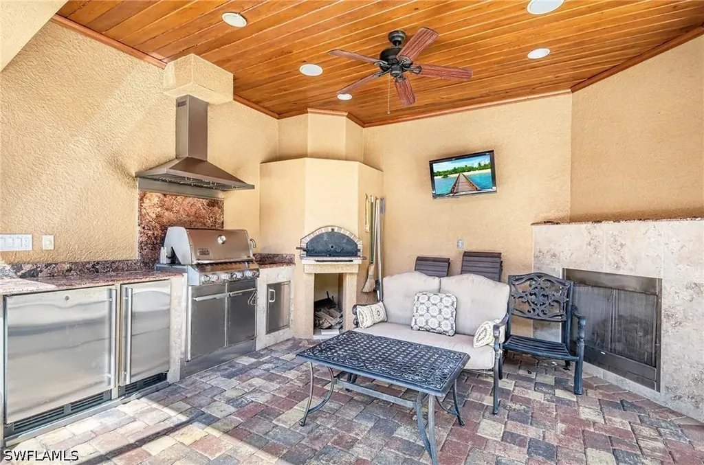 672 Fairway Terrace Naples FL 34103