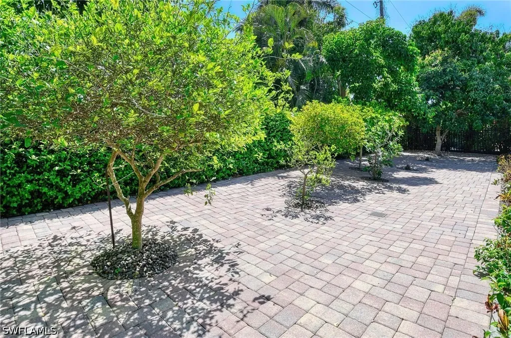 672 Fairway Terrace Naples FL 34103