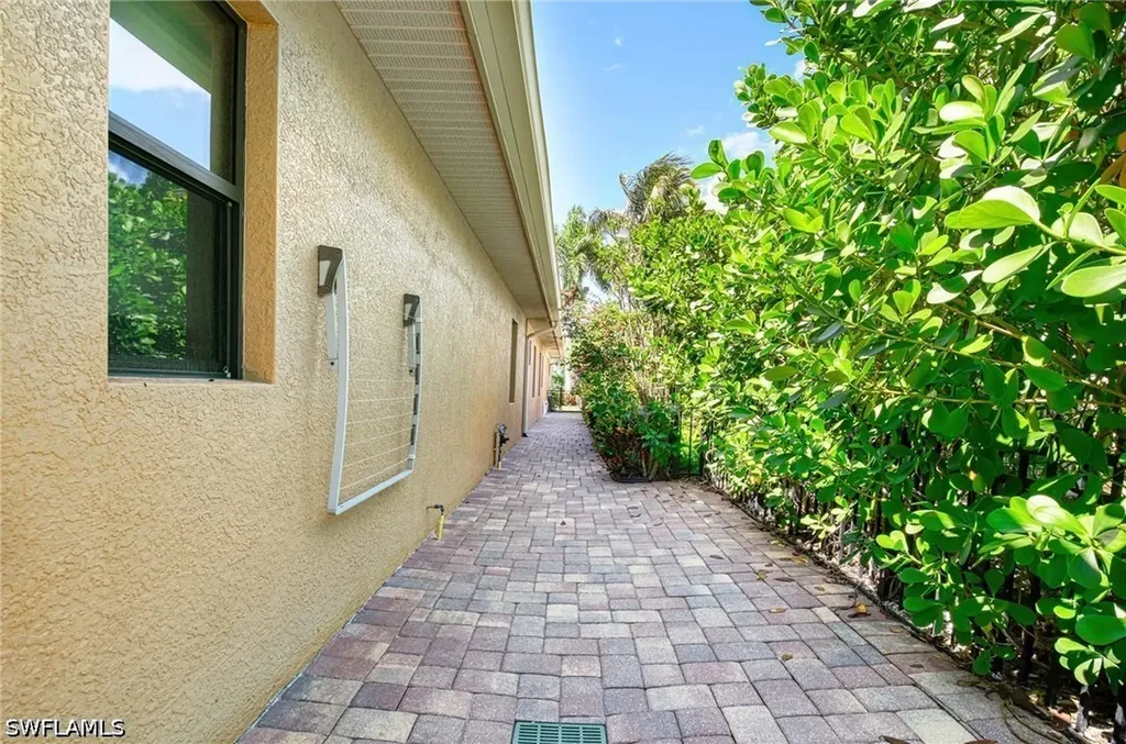 672 Fairway Terrace Naples FL 34103