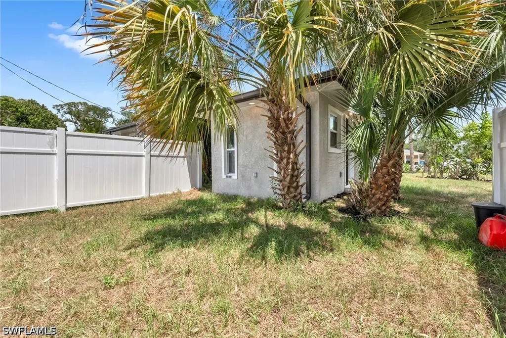 2566-2578 Jackson Street W Fort Myers FL 33901