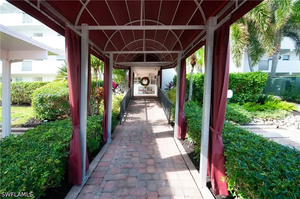 29 High Point Circle E Naples FL 34103