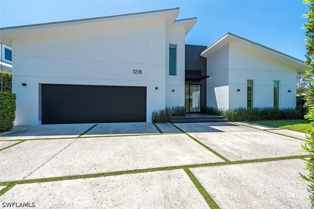 1218 14th Avenue N Naples FL 34102