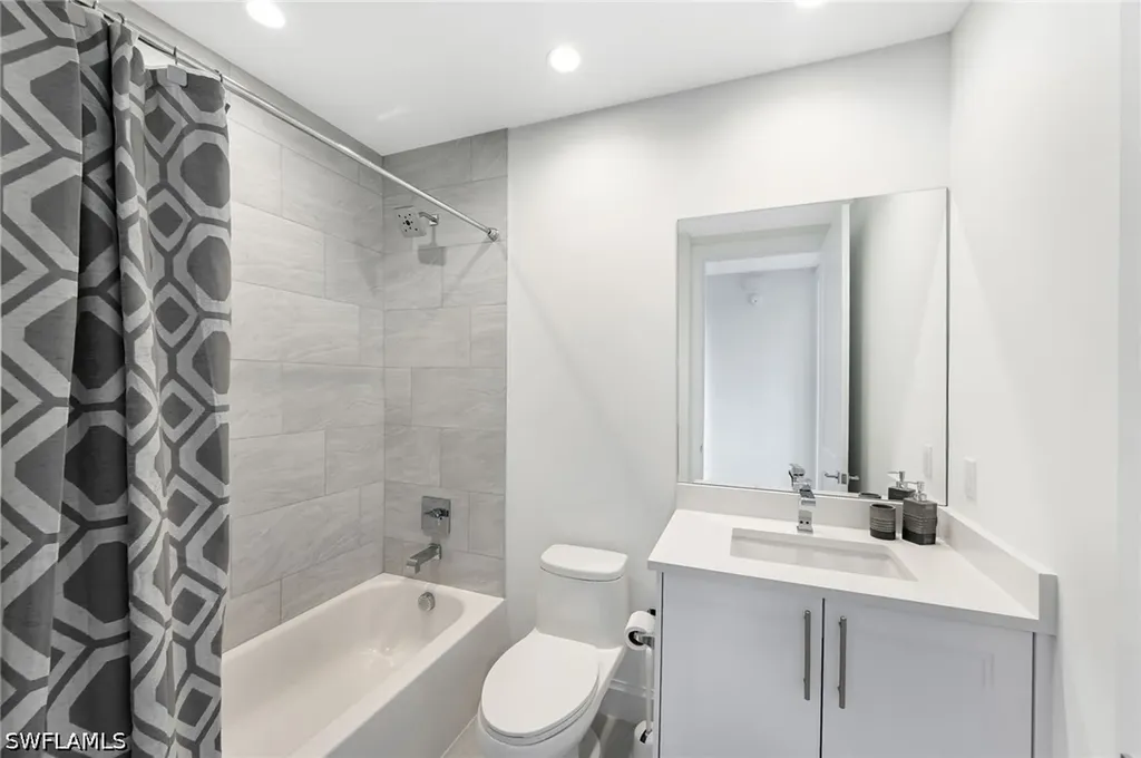 1111 Central Naples FL 34102
