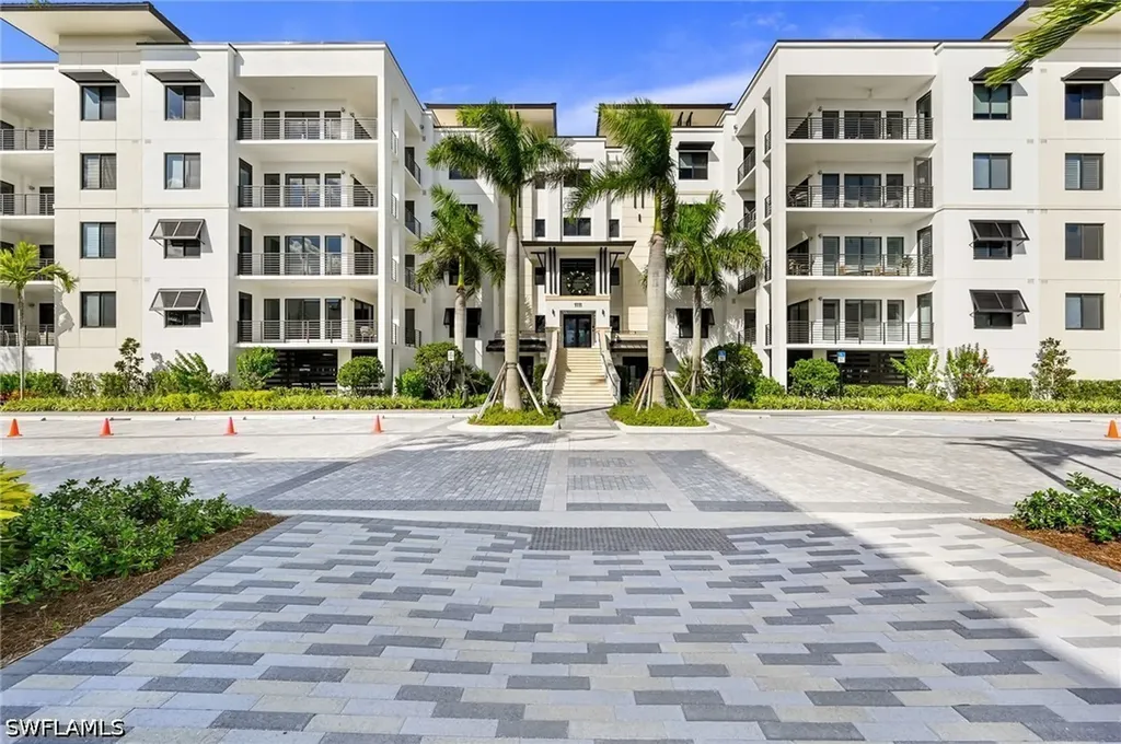 1111 Central Naples FL 34102