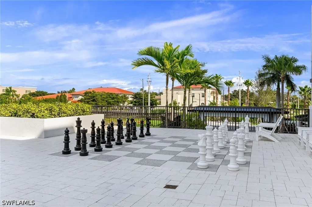 1111 Central Naples FL 34102