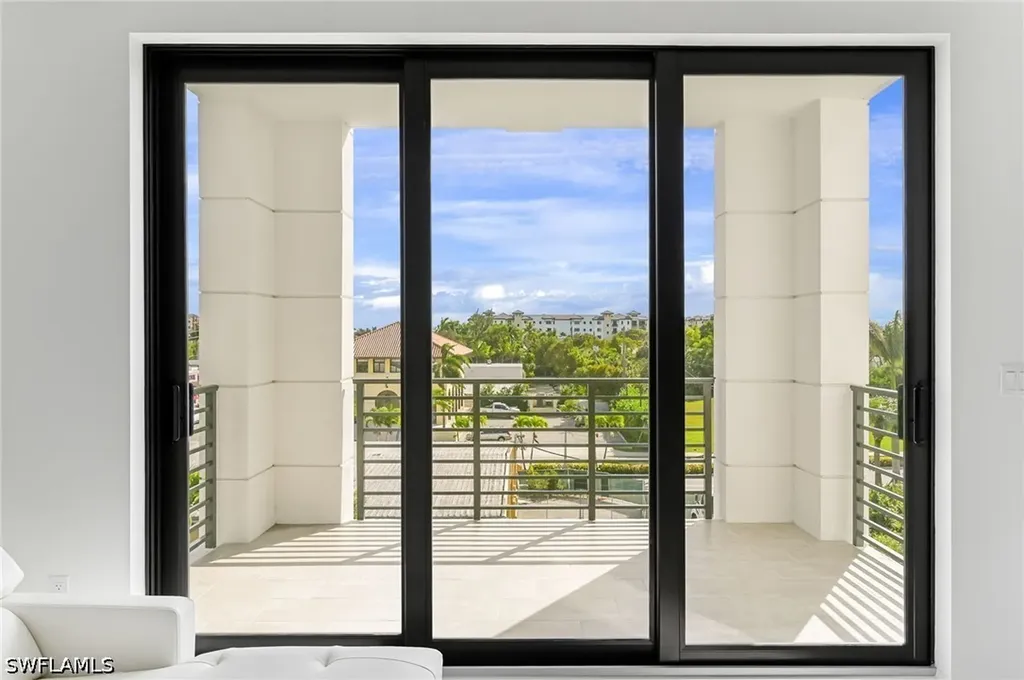 1111 Central Naples FL 34102