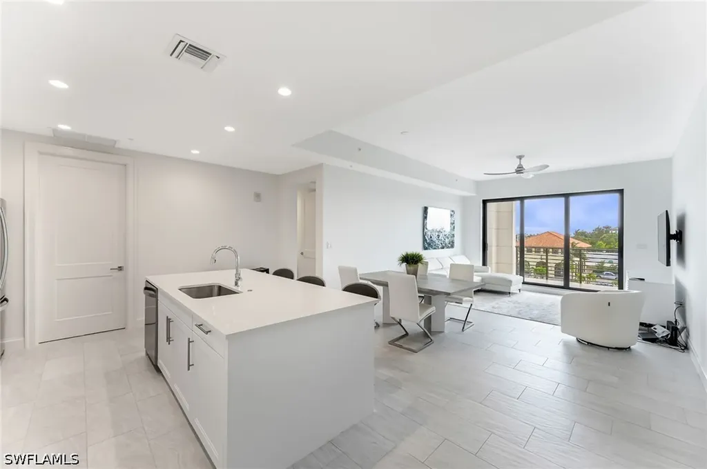1111 Central Naples FL 34102