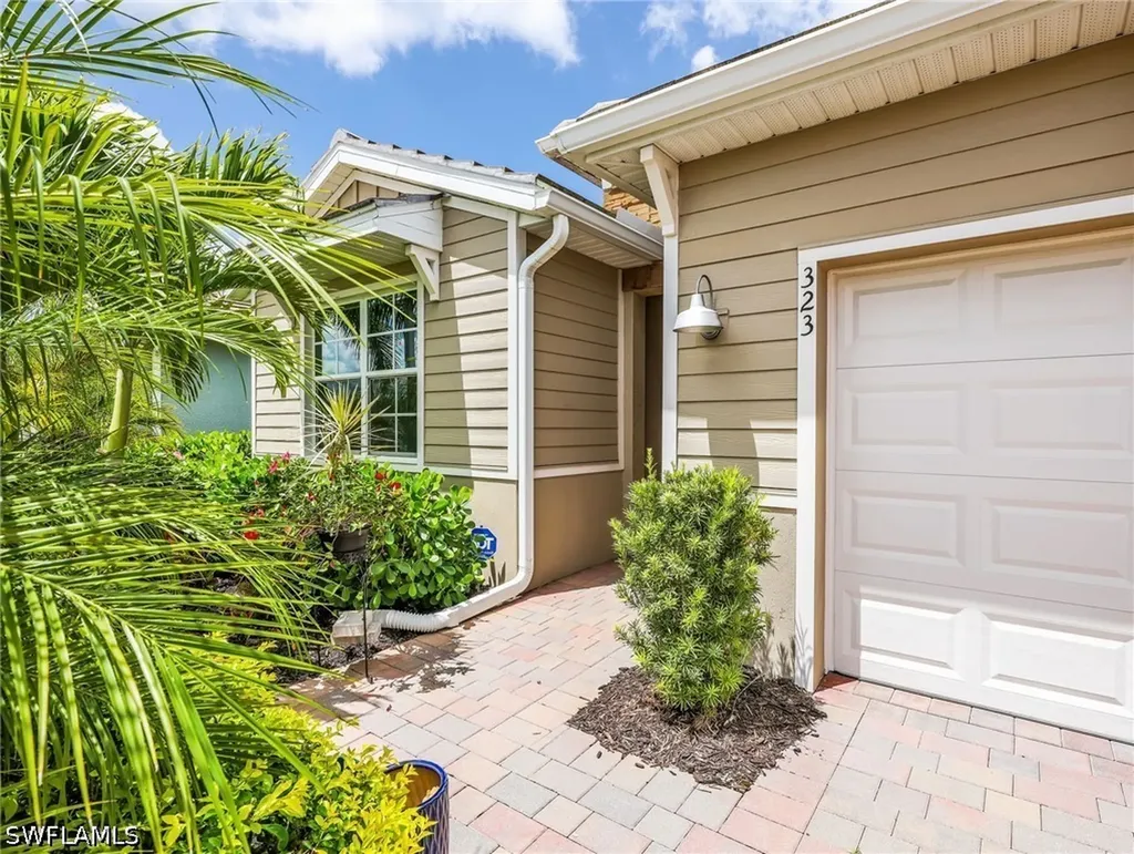 323 Tamarindo Lane Naples FL 34114