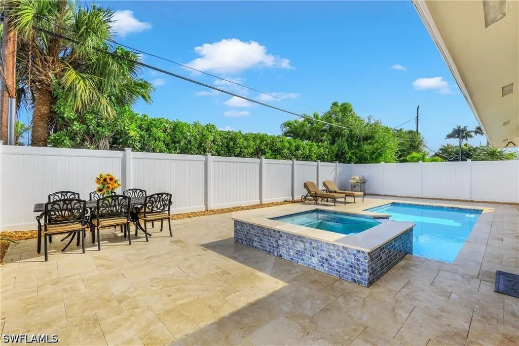 637 95th Avenue N Naples FL 34108