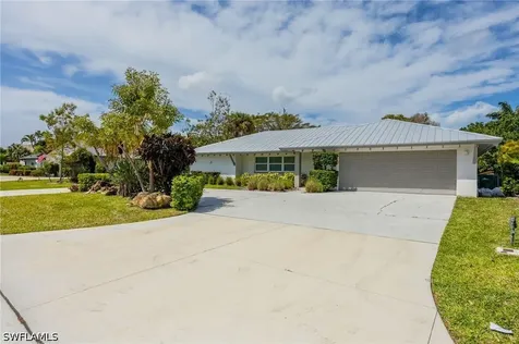 409 Cypress Way E Naples FL 34110