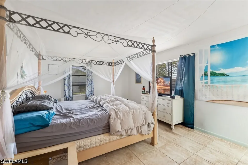 513 SE 24th Avenue Cape Coral FL 33990