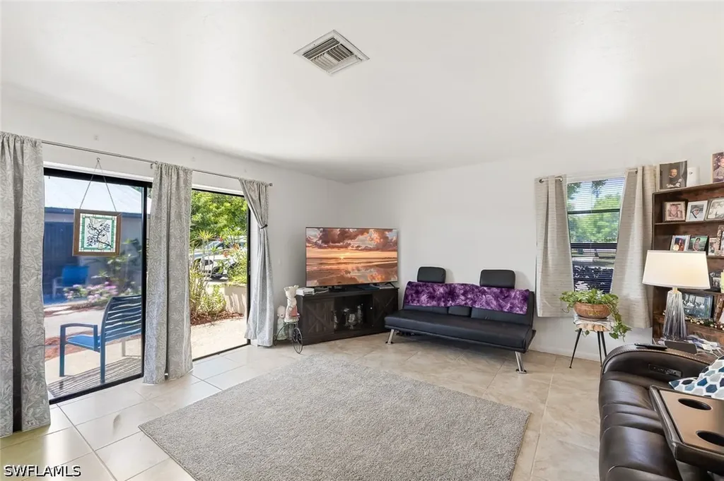 513 SE 24th Avenue Cape Coral FL 33990