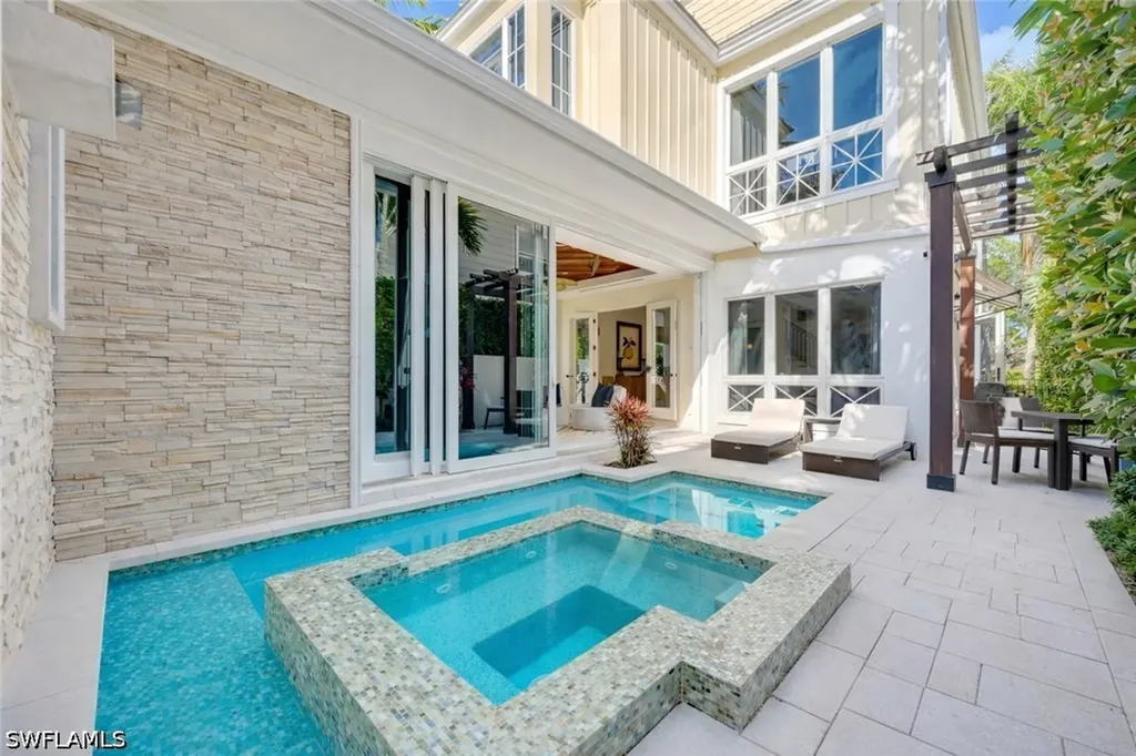 42 6th Street S Naples FL 34102